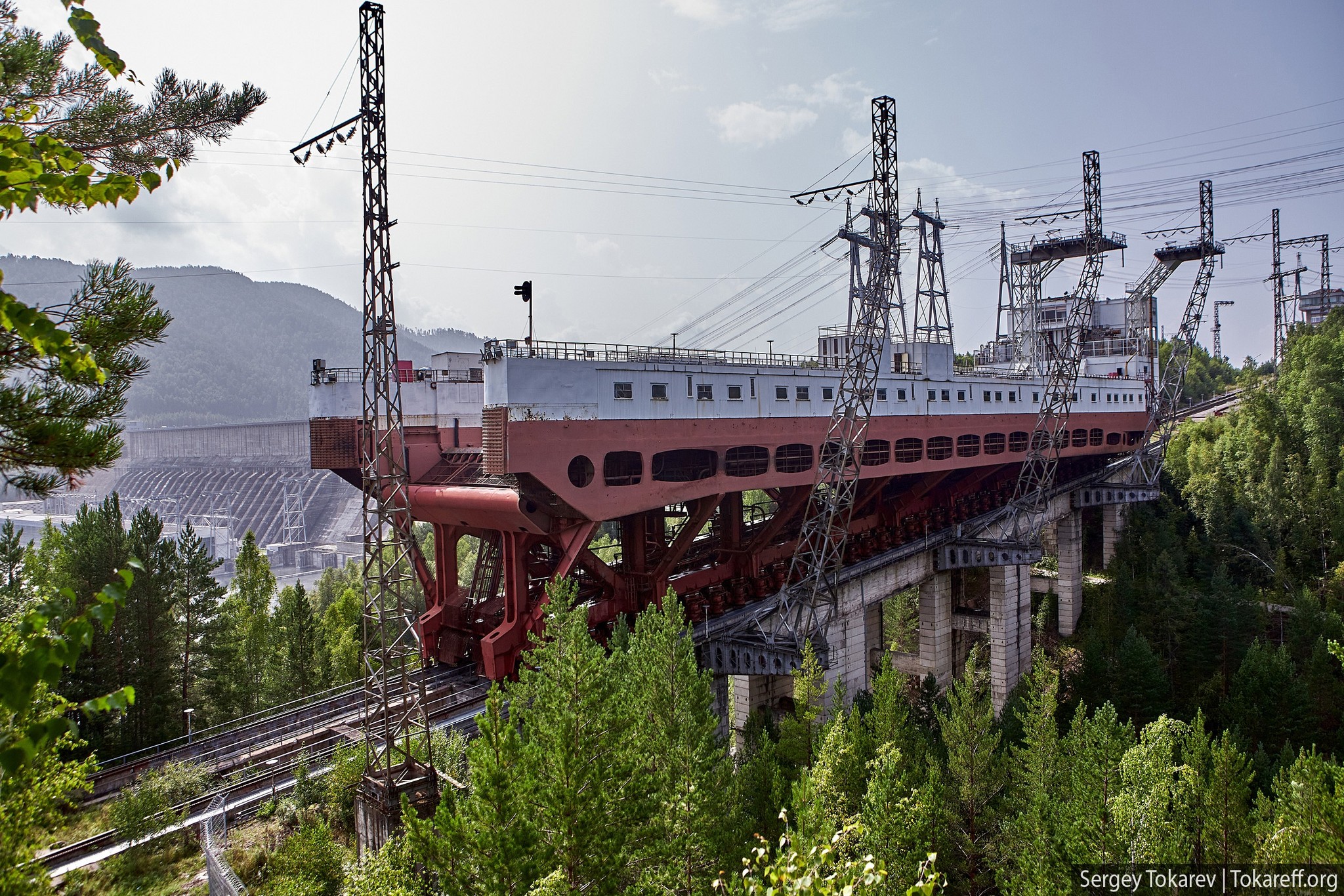 The chamber on its trestles, with the dam behind. Photo: Sergey Tokarev