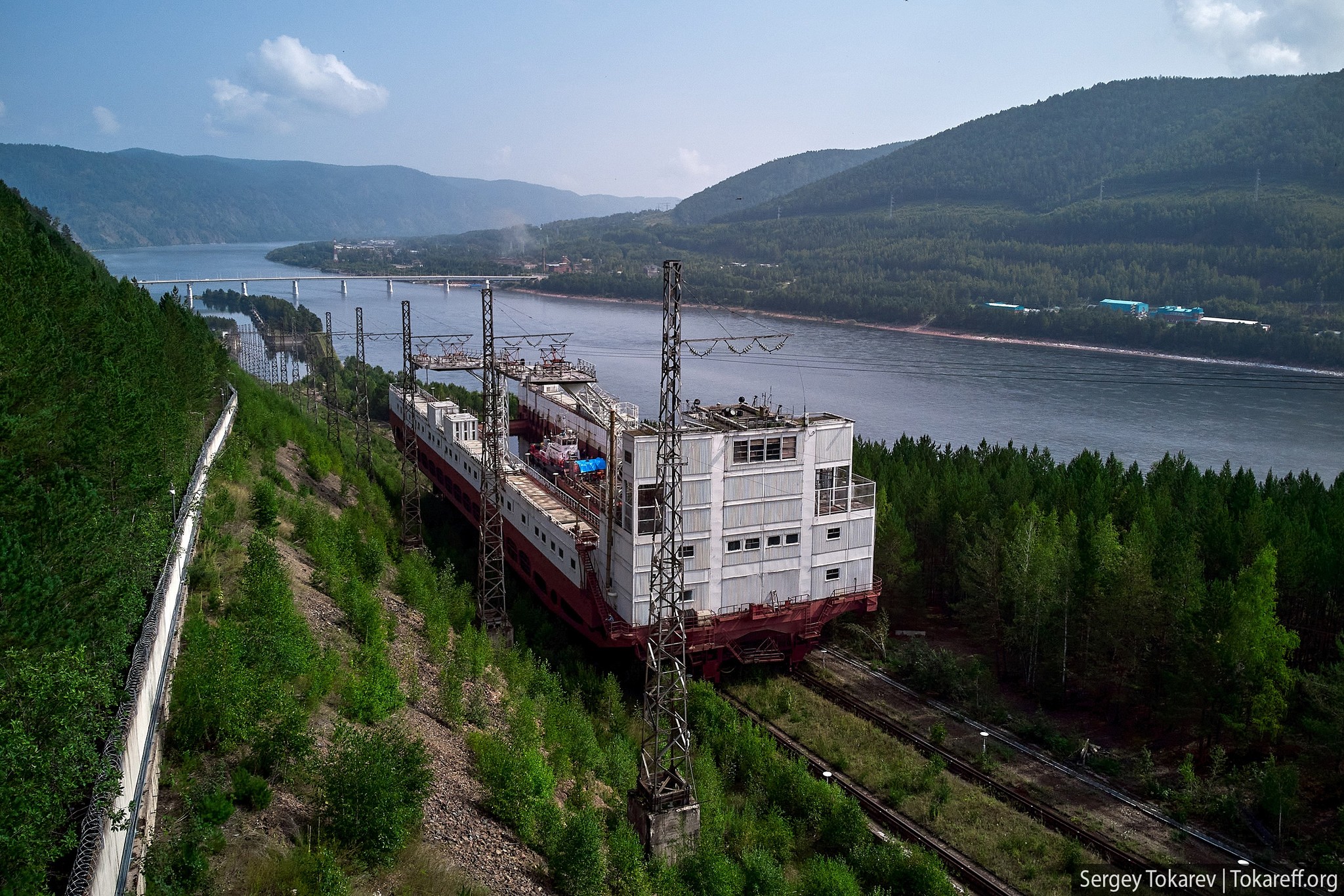Heading down the long slope towards the river. Photo: Sergey Tokarev