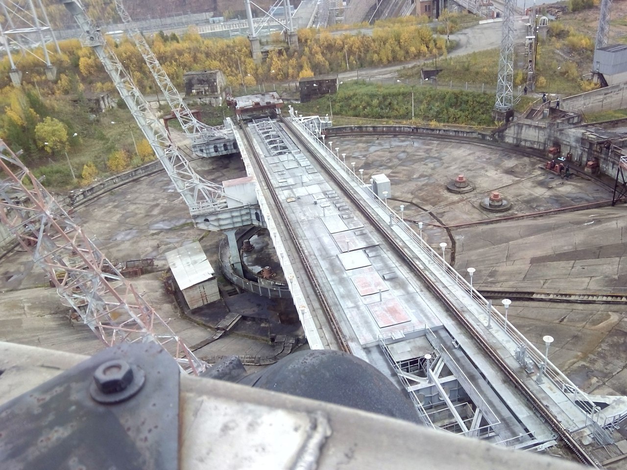 The turntable on the crest, from above